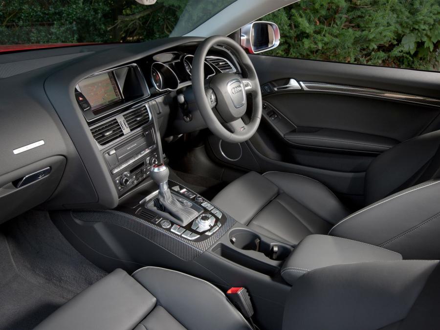 Интерьер Audi RS5 Coupe 2010 года  (UK) (фото 3 из 12)